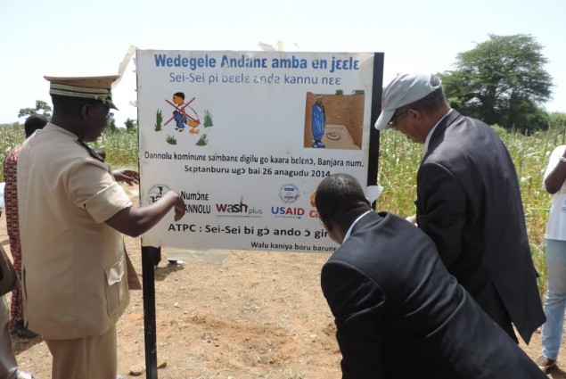 USAID Director and Mopti Governor unveil certification sign board in Wendeguele