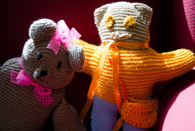 Two teddy bears in bright colors