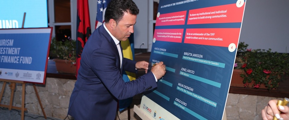 Deputy Prime Minister Signs Pledge of Support for TIFF