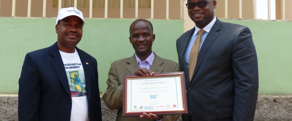 Shop owner Timóteo Samemba receives the Certificate of Excellence from USAID Mission Director, Jason Fraser, and DPS Director, D