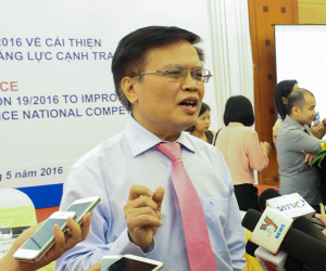 Ông Nguyễn Đình Cung, Giám đốc Viện Nghiên cứu Quản lý Kinh tế Trung ương (CIEM), trao đổi với báo chí
