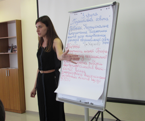 Ольга Чічіна представляє свій проект лобістської кампанії з реформування системи позашкільної освіти в день завершення програми Академії політичного лідерства.