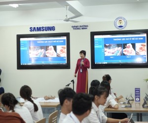 Tiến sĩ Nguyễn Thị Bình, giảng viên Đại học Y Dược Thái Nguyên, đang thực hiện bài giảng trong một giảng đường mới được nâng cấp.