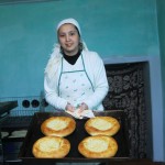 Нуржамал в своем пекарном цехе «Мээрим». Здесь тепло, уютно и вкусно пахнет свежим хлебом.