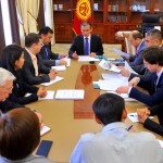 Премьер-министр Джоомарт Оторбаев, во главе стола, и представители Гражданского союза обсуждают пути повышения доверия граждан