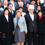 Члены общественных советов с бывшим Президентом Кыргызской Республики Розой Отунбаевой (в сером пиджаке) после ежегодной конфере
