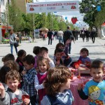 The strawberry promotion was a hit with school children from all over Pristina, who visited the event.