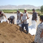 Мамалакат Абдукахорова управляет каналами ирригационной системы в Таджикистане