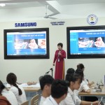 Tiến sĩ Nguyễn Thị Bình, giảng viên Đại học Y Dược Thái Nguyên, đang thực hiện bài giảng trong một giảng đường mới được nâng cấp.