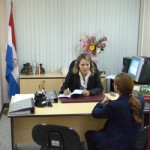 A staff member of the Paraguayan Judicial Ethics Office explains procedures for filing complaints.