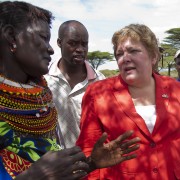 A Kenyan women from Isiolo talks to the Mission Director of USAID Kenya 