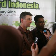 USAID Indonesia Mission Director Andrew Sisson (left) answers questions by journalists. 