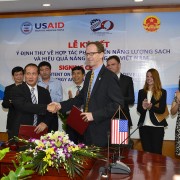Giám đốc USAID Việt Nam Joakim Parker (bên phải) và Bộ trưởng Bộ Công Thương Cao Quốc Hưng tại lễ ký kết.
