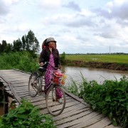 Một phụ nữ Việt Nam sinh sống tại đồng bằng sông Mê Kông đang trên đường về nhà.