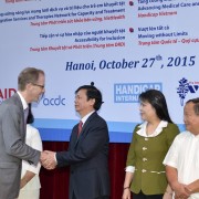 Giám đốc USAID Việt Nam Joakim Parker và Thứ trưởng Bộ LĐ-TBXH Nguyễn Trọng đàm bắt tay tại lễ giới thiệu dự án.