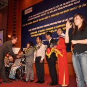 Giám đốc USAID Việt Nam Joakim Parker trao giải thưởng cho người lao động khuyết tật.