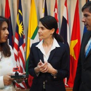 U.S. Ambassador to the Association of Southeast Asian Nations (ASEAN) Nina Hachigian, center, discusses technology with Victor M