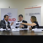 Fernando Cossich, Director de USAID/Paraguay; José Molinas, Ministro Secretario de la STP, y Alicia Perrone, Cónsul de Uruguay, 