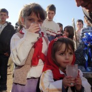 Children drink water 