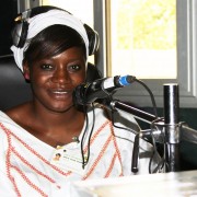 Femme reporteur Ndeye Yacine Thiam au boulot a Gindiku FM radio