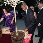 Një burrë dhe një grua mbjellin pemë ulliri