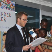 Rick Burns, representing the U.S. Embassy, spoke to the media about "Aprender a Ler"project.