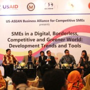 Indonesian entrepreneurs hear about how digital tools can help make them more competitive.