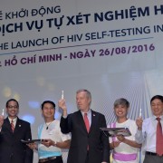 Đại sứ Hoa Kỳ Ted Osius và phu quân Clayton Bond cùng lãnh đạo Bộ Y tế tham gia tự xét nghiệm HIV.