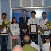 Giám đốc USAID Việt Nam Joakim Parker trao giải thưởng cho các bạn sinh viên đạt giải trong cuộc thi video của USAID.
