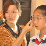 Học sinh Kon Tum được khám mắt với hỗ trợ của USAID.