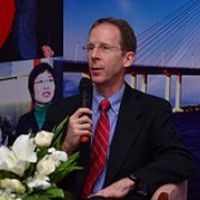 Giám đốc USAID Việt Nam Joakim Parker phát biểu tại Hội nghị Giáo dục Kỹ thuật Việt Nam.