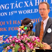 Giám đốc USAID Việt Nam Joakim Parker công bố Dự án Thúc đẩy Đào tạo Công tác Xã Hội.