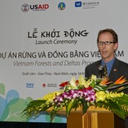 Giám đốc USAID Việt Nam Joakim Parker phát biểu khai mạc lễ khởi động dự án.