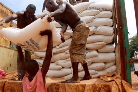 USAID partner UN World Food Program provides lifesaving aid to conflict-affected Central Africans. 