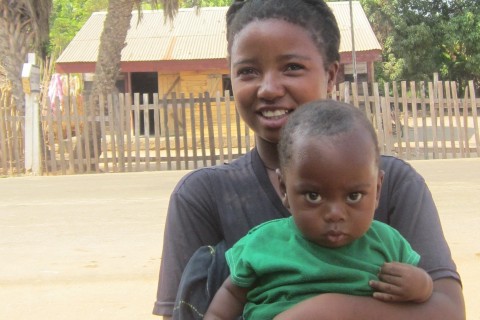 Le petit Mahazomaro et sa mère Salalasoa
