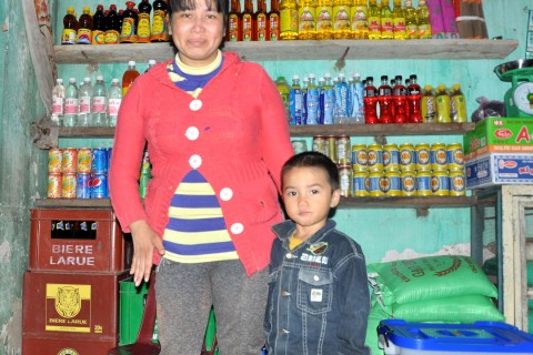 Chị Phạm Thị Gái và con trai bên quầy hàng của gia đình.
