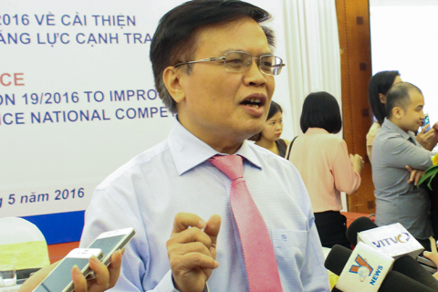 Ông Nguyễn Đình Cung, Giám đốc Viện Nghiên cứu Quản lý Kinh tế Trung ương (CIEM), trao đổi với báo chí
