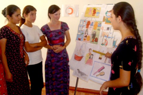 Participants of a seminar on community health at the Beyik Turkmenbashy resource center.